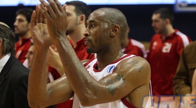 וויל סולומון מודה לאוהדים בסיום. &qout;לא אעזוב במהלך העונה&qout; (גיא בן זיו)