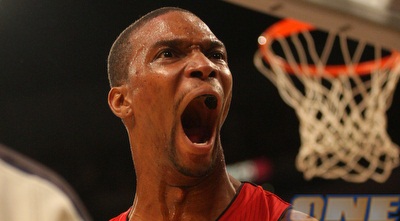 כריס בוש במחווה ללוצ´יאנו פבארוטי (GettyImages) כריס בוש במחווה ללוצ´יאנו פבארוטי (GettyImages)