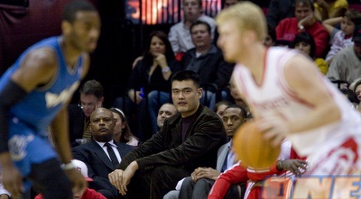 יאו מינג צופה בחבריו מנצחים (רויטרס)