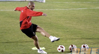 ערן לוי בודק את הכדורים בב&qout;ש. לא ישחק מול מכבי פ&qout;ת (יוסי ציפקיס)