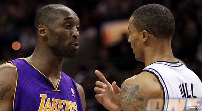 קובי בראיינט וג´ורג´ היל תופסים רגע לדבר. הלייקרס הפסידו (GettyImages)