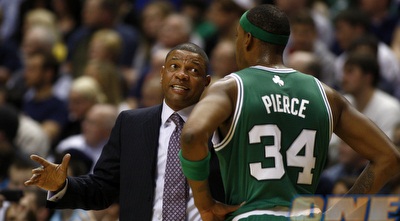 דוק ריברס ופול פירס, שהצטיין עם 21 נקודות (רויטרס)