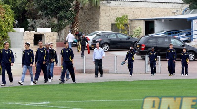 שחקני הנוער של מכבי ת&qout;א מגיעים לחלוק כבוד (יניב גונן)