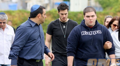 תמיר כהן ובני משפחתו בכניסה לאצטדיון (יניב גונן)