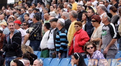 אצטדיון רמת גן מלא באנשים שבאו לחלוק לאבי כהן כבוד אחרון (יניב גונן)