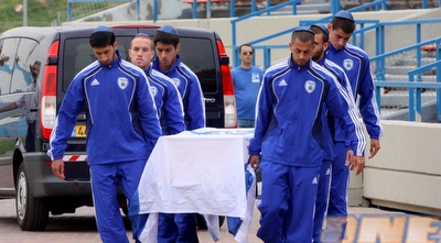 הארון של אבי כהן נישא ע&qout; שלושה משחקני אשדוד. בטיט, ורטה וביטון (יניב גונן) הארון של אבי כהן נישא ע&qout; שלושה משחקני אשדוד. בטיט, ורטה וביטון (יניב גונן)