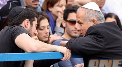 אבי לוזון מנחם את המשפחה (יניב גונן)