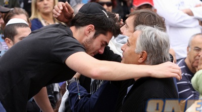 יוסי מזרחי מחזק את תמיר כהן (יניב גונן)