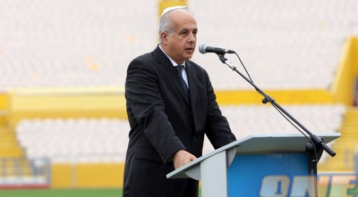 אבי לוזון נושא דברים לזכרו של אבי כהן (יניב גונן)