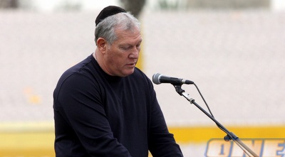 אריה אלטר, חברו הקרוב של אבי כהן, סופד לו (יניב גונן)