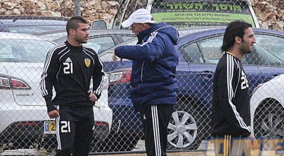 אורי מלמיליאן משוחח עם קובי מויאל באימון לקראת נתניה (גיא בן זיו) אורי מלמיליאן משוחח עם קובי מויאל באימון לקראת נתניה (גיא בן זיו)