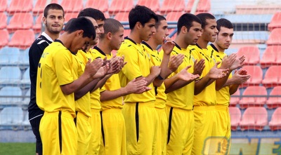 שחקני מכבי תל אביב בטקס שנערך לכבוד אבי כהן ז&qout;ל (יניב גונן)