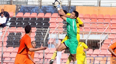 עידן טואף עולה לכדור גובה (יניב גונן)