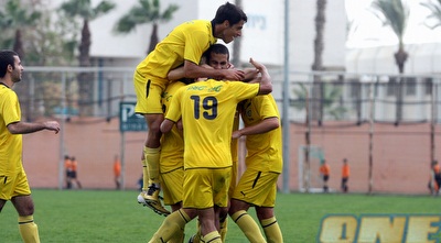 רועי קהת חוגג עם חבריו (יניב גונן)