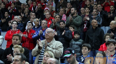 מחיאות הכפיים לאבי כהן ז&qout;ל הערב בבלומפילד. (שי לוי) מחיאות הכפיים לאבי כהן ז&qout;ל הערב בבלומפילד. (שי לוי)