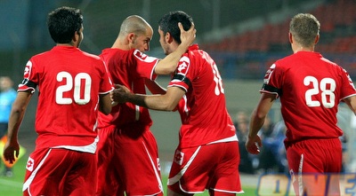 שחקני אשקלון חוגגים עם אדיר טובול (משה חרמון)