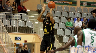 רומיאו טראוויס זורק (יניב גונן)