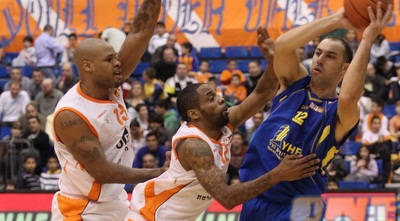 ארון מגי ואייזיה סוואן מול מאיר טפירו (מנהלת הליגה)