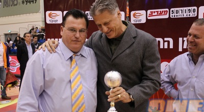 עופר ברקוביץ´ מקבל ממיקי ברקוביץ´ את תואר מאמן החודש (מנהלת הליגה)