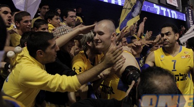 מצ´באן עם האוהדים (יוסי ציפקיס)