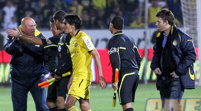 אבנר טויטו מתווכח עם תבריזי, יואב זיו יורד מהמגרש (ליאור טימור)