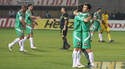 בנאדו וקאנוטו מתחבקים בסיום (עמית מצפה)