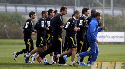 שחקני מכבי ת&qout;א באימון. &qout;אולי הם יבואו בהלם וזה יעזור לנו&qout; (יוסי ציפקיס)