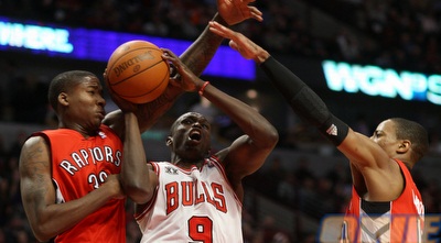 לואול דנג בין שני שחקני טורונטו (רויטרס)