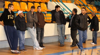 חברים מגיעים לחלוק כבוד לאיתי לוי ז&qout;ל (יניב גונן)