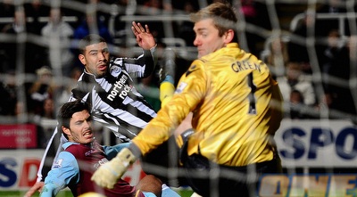 לאון בסט כובש את השער הראשון (GettyImages)