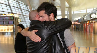 תמיר כהן נפרד מחבר לקראת הטיסה (שי לוי)