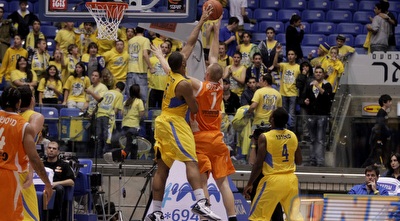 נסטרנקו נחסם ע&qout;י הנדריקס (יוסי ציפקיס)