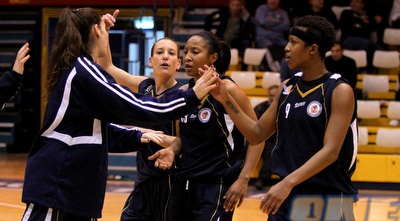 בנות השרון חוגגות את הניצחון בסיום (שי לוי)