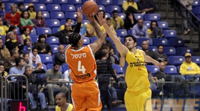 אליהו מנסה להגיע למיצ´ל (יוסי ציפקיס)