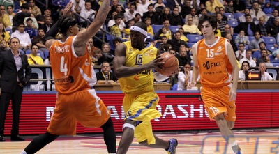 פרקינס חולף על פני מיצ´ל (יוסי ציפקיס)