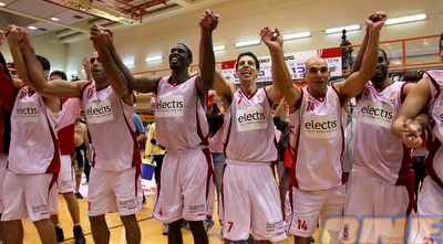 שחקני הפועל תל אביב חוגגים (שי לוי)