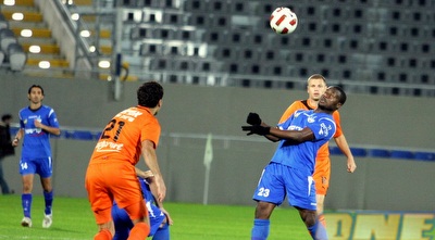 בסיט, איבסקביצ´יוס ואביב חדד מחפשים את הכדור (משה חרמון)