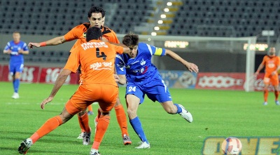 מאור מליקסון מנסה לעבור את דין מורי (משה חרמון)