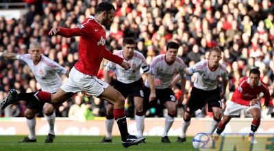 ראיין גיגס בועט את הפנדל (GettyImages)