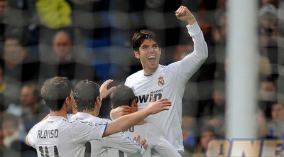 זה שכבש וזה שפירגן. קאקה ורונאלדו חוגגים את הרביעי של ריאל (GettyImages)