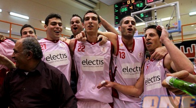 שחקני הפועל תל אביב חוגגים על חיפה (שי לוי)