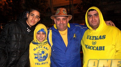 אוהדי מכבי ת&qout;א. מחכים לאיווניר (יניב גונן)