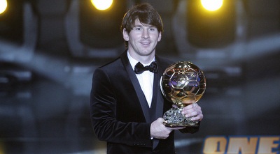 ליונל מסי עם כדור הזהב (רויטרס)