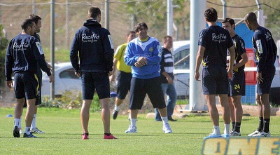 חנן אזולאי עם השחקנים באימון הבוקר בקרית שלום (ליאור טימור) חנן אזולאי עם השחקנים באימון הבוקר בקרית שלום (ליאור טימור)