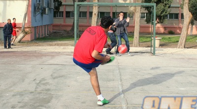 אחד מילדי הפרוייקט בועט לזהבי ושכטר (מור שאולי)