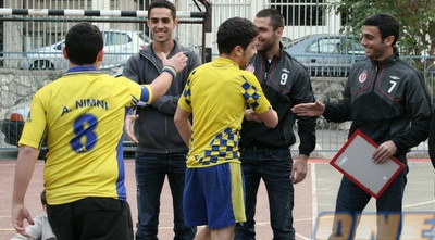 אבי נימני בא ללחוץ את ידיהם של שחקני הפועל (מור שאולי)