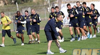 איווניר עם שחקני מכבי. &qout;אנחנו לא נמצאים בלחץ או בעומס&qout; (ליאור טימור) איווניר עם שחקני מכבי. &qout;אנחנו לא נמצאים בלחץ או בעומס&qout; (ליאור טימור)