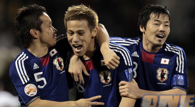 קייסוקה הונדה וחבריו חוגגים את הניצחון (רויטרס)