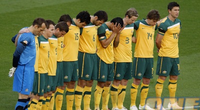 שחקני נבחרת אוסטרליה בדקת הדומיה (רויטרס)