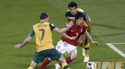 ברט אמרטון ומייל ג´דינאק מנסים לעצור את ג´י סונג פארק (רויטרס)